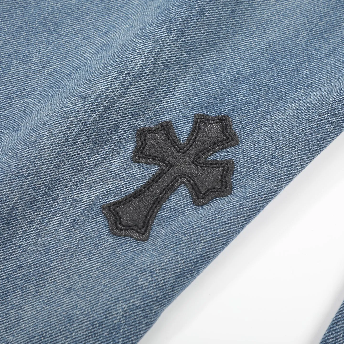 P230 Chrome Hearts CH/Chrome Hearts Classic Blue Pants Black Cross Patched Leather Jeans. Original purchased and patterned. Really restores the ultimate texture of Vintage. Special Italian cowhide print and then cut. Customized sheepskin three-layer thick line leather. The whole body is spliced in heavy water washing process. Craftsmen hand-splashed ink. You can see the details. Three-dimensional cutting version. Loose and comfortable. Not picky on the figure. Makes taller and slimmer. Factory Seiko. Original quality control. Same style for men and women. Can be matched with couples. Versatile recommendation. Essential jeans for all seasons Color: blue Size: 28-36 (S-XXL)